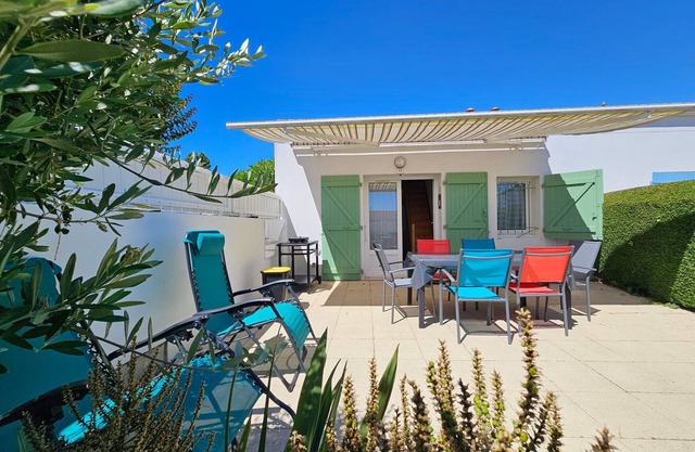 Sunny Cottage with Pool, 1.8km from Beach in La Faute-sur-Mer