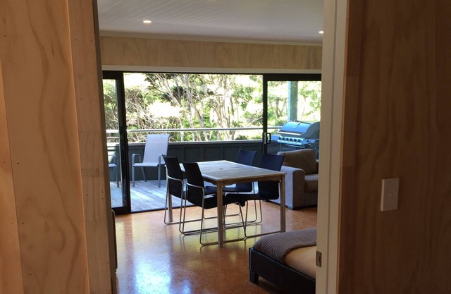 Sunny Elevated (Rimu Studio) with Sea Views