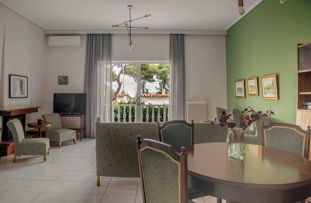 Sunny Escape:Stylish and Roomy Apt in Beach Haven! 5min walk from the beach