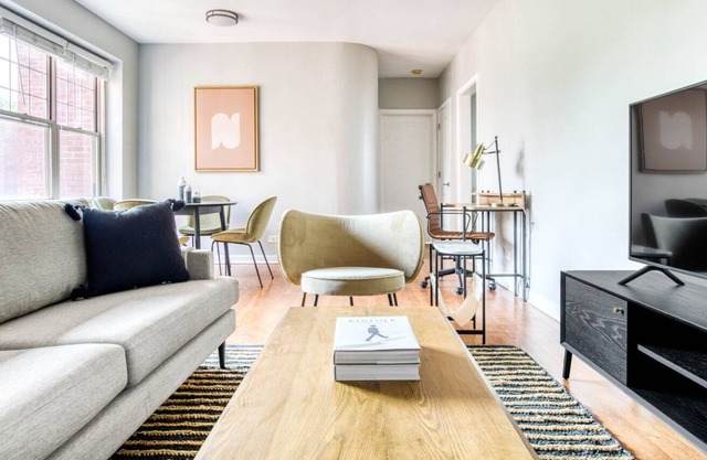 Sunny Evanston 2BR w/ W/D, 1 mile to Northwestern campus, by Blueground
