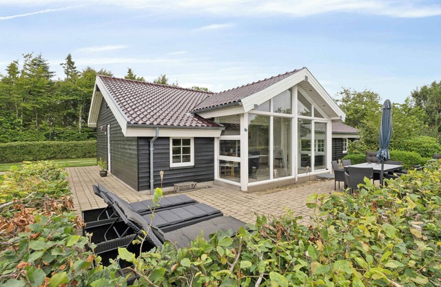 Sunny fjord cottage by Ringkøbing Fjord