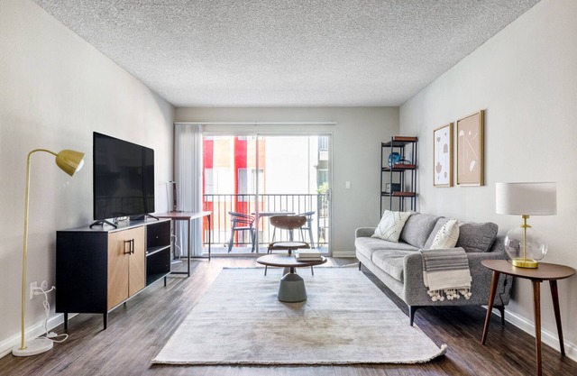 Sunny Glendale 1BR w/Gym, Pool, walkable location, by Blueground