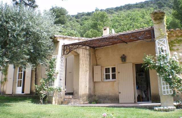 Sunny holiday home in Provence with pool