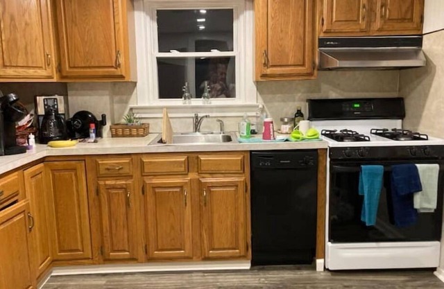 SUNNY house Close to Yale QU UC with King bed & parking, fenced yard,easy travel