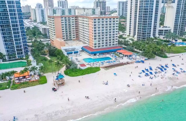 Sunny Isles Beach Front Studio/full ocean view