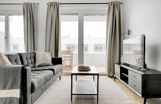 Sunny Leopoldstadt Studio w/Rooftop & BBQ, near Metro U2, by Blueground