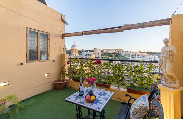 Sunny Maltese townhouse Madonnina Kalkara, Kalkara, Malta