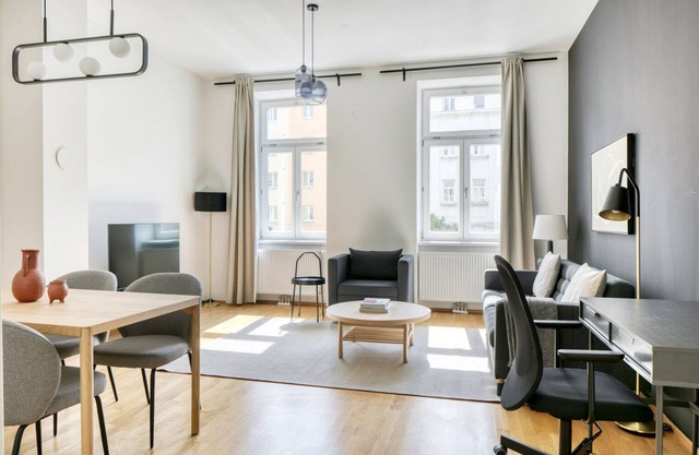 Sunny Margareten 2BR w/Elevator near Matzleinsdorferplatz, by Blueground