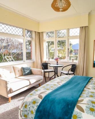Sunny Mornington 2 Bedroom Guest Suite