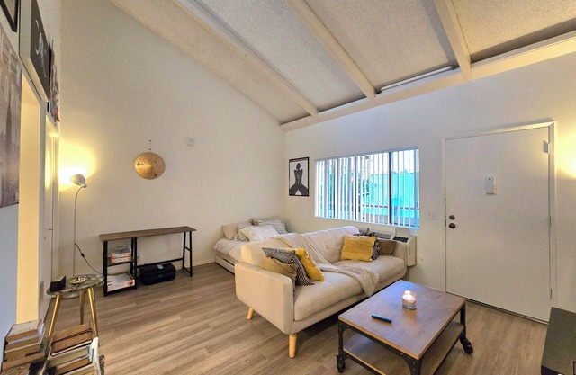 Sunny Noho Loft Studio W/WiFi, AC & Cozy Bed in Prime Location!