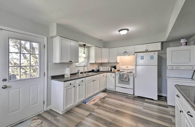 Sunny Norfolk Duplex - Walk to Lake & Beach!