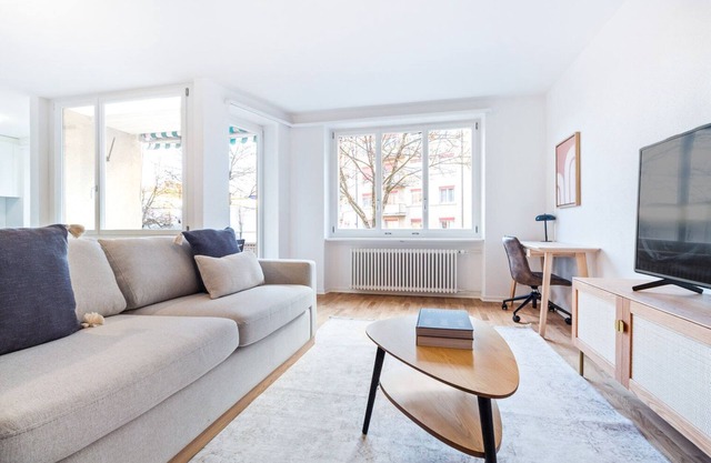 Sunny Oerlikon 3.5 Room w/Balcony, 1min to Train Station, by Blueground