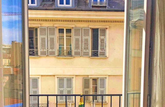 Sunny one-bedroom corner apartment with a balcony. Next to Place Masséna.