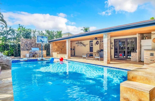 Sunny Paradise w/Saltwater Pool Hot Tub & BBQ Grill Fort Lauderdale Sawgrass
