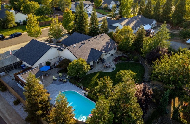 Sunny Pines : Pool & Spa + Backyard Oasis!