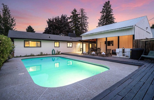 Sunny Pool & Hot Tub House