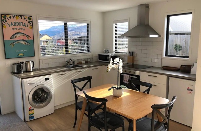 Sunny Queenstown Cottage in Shotover Country
