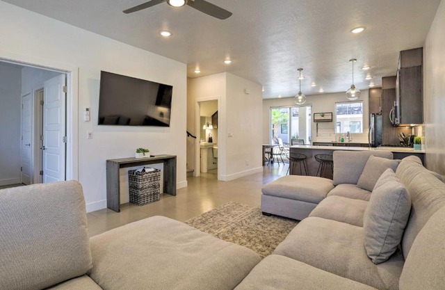 Sunny Resort Townhome and Balcony and Pool Access
