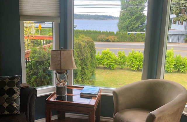 Sunny Saltair Seaview Cottage with Private Hot Tub
