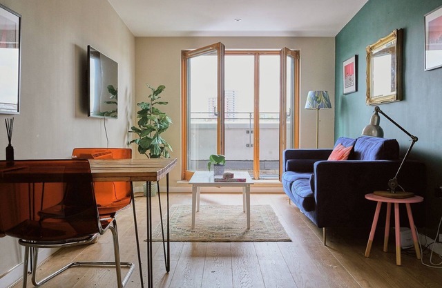 Sunny Shoreditch Oasis: Canal Views & Urban Charm