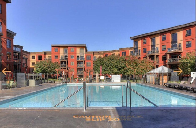 Sunny Side Condo w/pool - 5 min walk to the beach