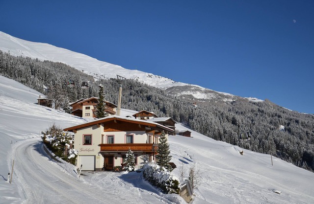 Sunny south-facing slope, detached, directly at the ski area Zillertal 3000, W-LAN