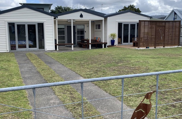 Sunny, Spacious, 3 bedroom Beach Bach