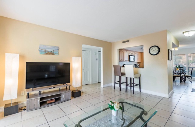 Sunny Spacious Condo 3 Miles to Siesta Key Beach