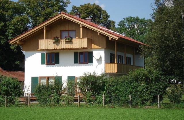 Sunny, spacious & fully equipped, castle views, close to lake/beach, restaurants