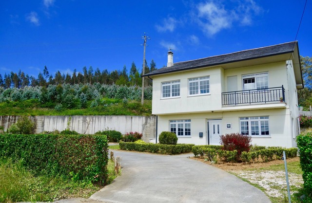 Sunny, spacious house with beautiful views, close to beaches and restaurants.
