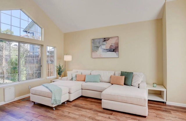 SUNNY SPACIOUS RETREAT NEAR GOLF COURSE W/HOT TUB - WINE COUNTRY GETAWAY
