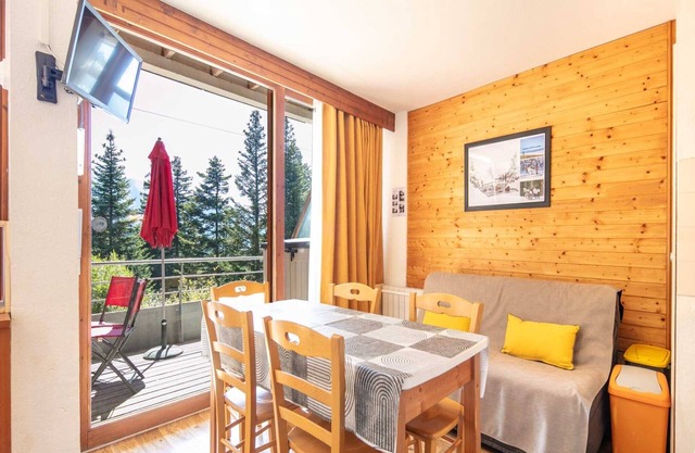 Sunny Stay Near the Slopes