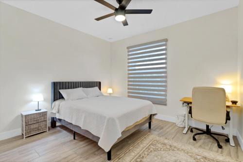 Sunny Stay Orlando Queen Room 2 with Shared Bath