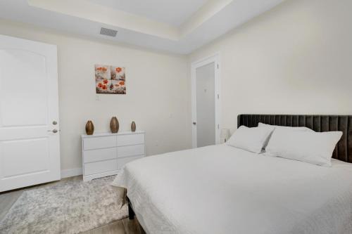 Sunny Stay Orlando Queen Room 5 with Shared Bath