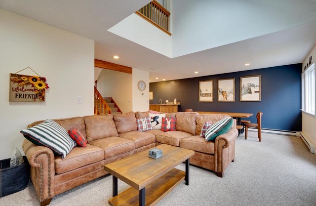 Sunny Stratton Townhome about 1 Mi to Skiing!