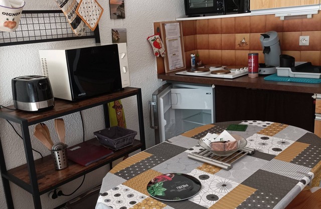Sunny studio with balcony, located downtown Meschers (17) and 800 m from the beach