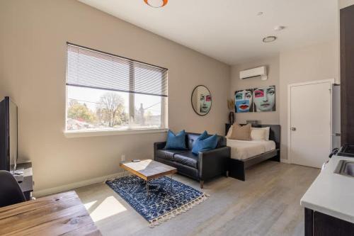 Sunny Studio Apartment - Food Carts, Coffee & Bars