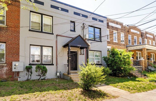 Sunny & Stylish 2-Bedroom Apartment in Southeast DC