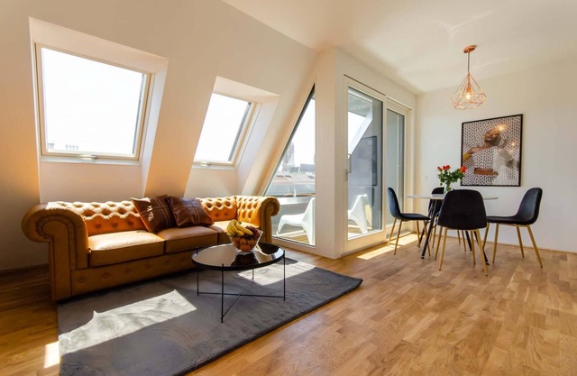 Sunny & Stylish | 5★ Location, ♛ King Bed, Balcony