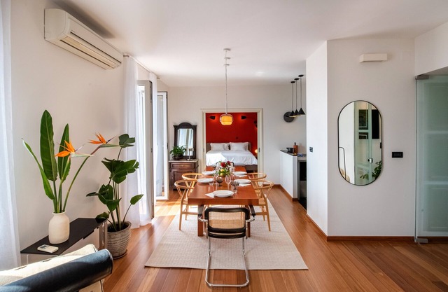 Sunny & Stylish Seafront Apartment overlooking the Ocean, Old Town and Marina