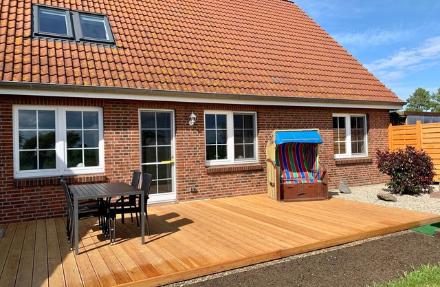 Sunny Sundblick accommodation with garden, terrace and wood-burning stove on Fehmarn
