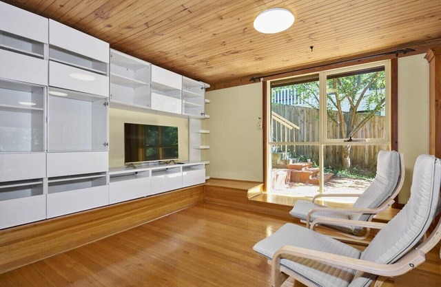 Sunny Suburbia Retreat: Decked Out for Fun