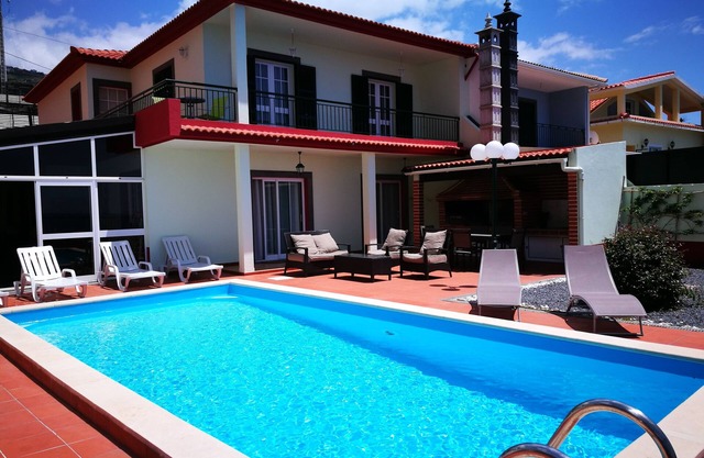 Sunny Villa - Sea View, BBQ & Private Pool