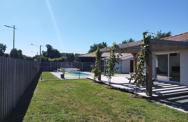Sunny villa with pool close to downtown, near ocean & pool