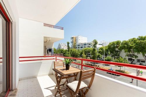 SunnyQuarters WalktoBeach 2BR AC