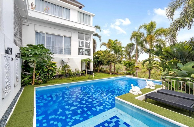 SUNNYRENT Luxury TJ White villa in Nusa Dua