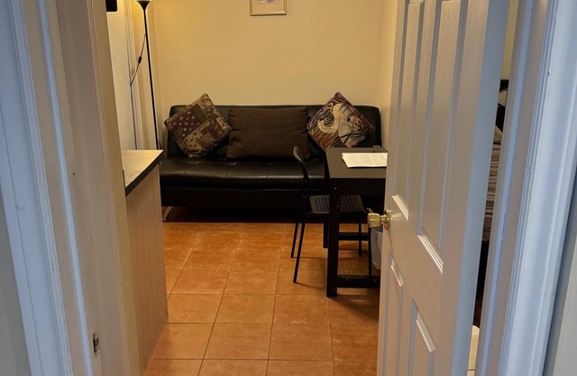 Sunnys Home Stays Toronto Mississauga Independent Access 1 B Rm Bath Kitchenette