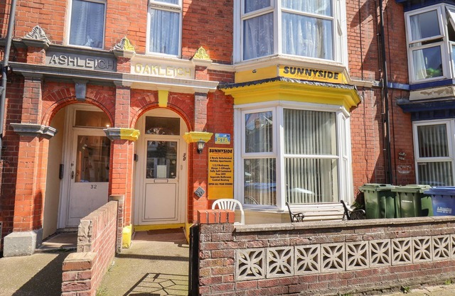SUNNYSIDE HOLIDAY APARTMENT 1, pet friendly in Bridlington