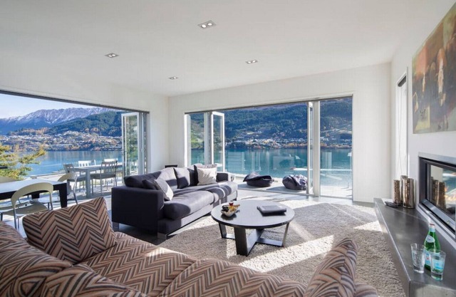 Sunnyside Vista | Sunny spacious home with spa