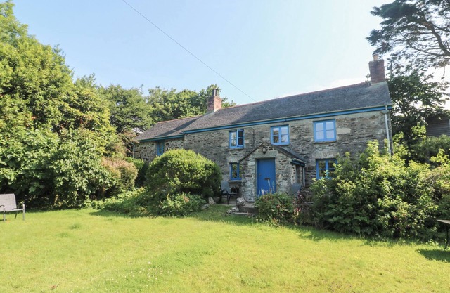SUNNYVALE COTTAGE, pet friendly, with open fire in Rosudgeon